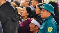 Xúc động hình ảnh người dân đẩy xe lăn đến viếng Thiếu tướng Nguyễn Hữu Hùng