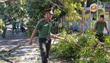 Công an giúp dân Quảng Nam giúp khắc phục hậu quả bão số 9