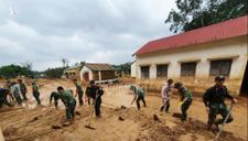 Công an Quảng Trị lấm lem bùn đất giúp dân dọn dẹp sau lũ lịch sử
