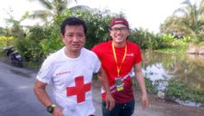 Các VĐV chúc mừng ông Đoàn Ngọc Hải về đích tại giải marathon Hậu Giang