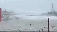 Video: Cầu treo ở Philippines bị siêu bão mạnh nhất năm quật phần phật như dải lụa