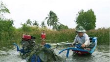 Một ông nông dân sáng chế máy cày siêu nhẹ ‘bơi’ như cá, hơn hẳn máy Nga, máy Trung Quốc