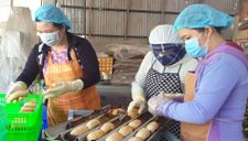 Cần Thơ: Đem 30.000 trái chuối xiêm bao cơm nếp rồi nướng lên thơm phức bán sang Đức và Úc