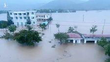 Phú Yên: Hàng nghìn ngôi nhà chìm trong biển nước sau bão số 12