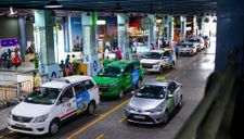 Hành khách than phiền bị taxi sân bay ‘chặt chém’ sau khi phân làn