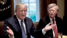 Ông Trump gọi cựu cố vấn “diều hâu” John Bolton là “kẻ ngu ngốc”