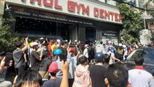 Hàng chục cảnh sát giải tán đám đông trước phòng gym của thanh niên xúc phạm gia đình Chí Tài