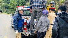 CSGT Thanh Hoá sơ cứu một cô gái bị gãy chân do ngã xe trên QL