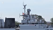 Cận cảnh tàu chiến săn ngầm Ấn Độ chở hàng viện trợ miền Trung Việt Nam