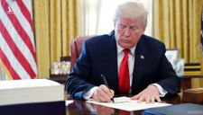 Vì sao ông Trump bất ngờ đổi ý về gói ngân sách 2.300 tỷ USD?