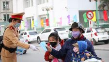 CSGT Hà Nội phân luồng giao thông, phát khẩu trang miễn phí cho người dân