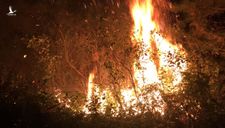 Cháy lớn cạnh trường bắn Sóc Sơn, nửa đêm vẫn chưa dập được lửa