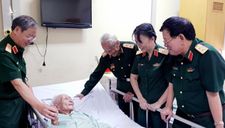 4 vị Tướng cúi đầu bên giường một Trung tá