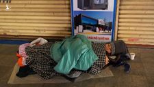 Người vô gia cư tại Hà Nội run rẩy trong cái lạnh thấu xương