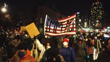 NYT: Hết bạo loạn, người Mỹ lại biểu tình đòi phế truất Trump