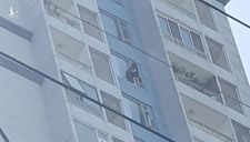 TP.HCM: Cô gái đứng ở lan can tầng 15 chung cư định tự tử