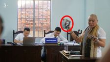 Bị cáo Trần Thị Ngọc Nữ trưng ảnh ‘sinh hoạt riêng tư’ với cựu Chánh án TAND tỉnh