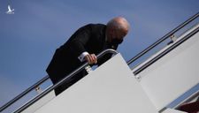 Nhà Trắng lên tiếng vụ tổng thống Biden vấp ngã 3 lần khi lên thang máy bay
