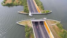 “Xe dưới nước, thuyền trên cầu”: Cây cầu Hà Lan thách đố trí tưởng tượng của bạn