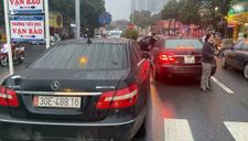 Cục CSGT vào cuộc vụ 2 ô tô Mercedes E300 trùng biển số lưu thông trên đường Hà Nội