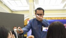 Bị hỏi xoáy, thủ tướng Thái Lan bất ngờ xịt nước rửa tay vào mặt phóng viên
