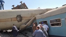 Xe lửa đang chạy bị kéo phanh, xe lửa sau đâm tới khiến cả trăm người thương vong