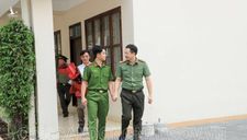 Hành động bất ngờ của Đại tá mũ cối với chiến sĩ công an bị mất một chân vì ngăn quái xế