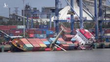 TP.HCM: Lật tàu chở container tại cảng Tân cảng Hiệp Phước, nhiều thùng hàng rơi xuống sông