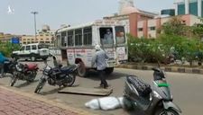 Ấn Độ: Thi thể bệnh nhân Covid-19 văng khỏi xe cứu thương