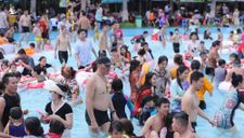 TP.HCM: Hàng nghìn người không khẩu trang, tắm cùng nhau tại Công viên nước Đầm Sen ngày 1/5