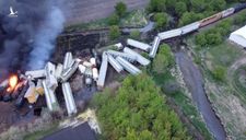 Đoàn tàu 47 toa trật đường ray và bốc cháy kinh hoàng tại Mỹ