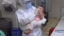 Em bé mắc COVID-19 bú sữa bình trong lòng nữ bác sĩ khiến nhiều người rơi lệ
