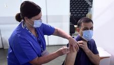 Biến thể Delta tràn qua ‘phòng tuyến’ vaccine tại Anh