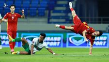 Việt Nam – Indonesia: Xem lại pha vào bóng bằng gầm giày đầy ác ý của cầu thủ Indonesia