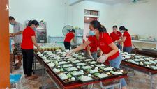 Giáo viên mầm non Hà Tĩnh tình nguyện nấu ăn cho khu cách ly