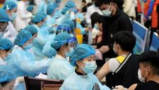 NYT: Người dân Trung Quốc từ tẩy chay sang ‘lùng sục’ tiêm vaccine Covid-19