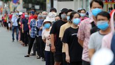 Hàng ngàn người xếp hàng lấy mẫu xét nghiệm Covid-19 ở TP.HCM