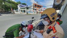 Đi ngoài đường bị CSGT dừng xe test nhanh, phát hiện 2 ca dương tính SARS-CoV-2