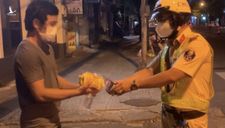Đói lả trong đêm vắng, anh thợ hồ được CSGT Tân Bình nhường phần ăn tối