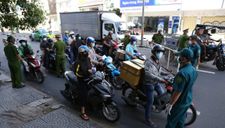 TP.HCM: Sáng nay, người dân vẫn ra đường đông, chốt lập biên bản mỏi tay