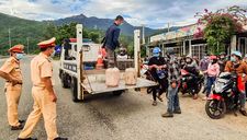 Bánh mì, nước, xăng cho hàng nghìn người đi xe máy về quê tránh dịch