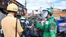 Người dân TP.HCM ra đường ngày đầu giãn cách được công an, CSGT lập chốt hỏi lý do
