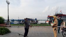 Phát hiện cảnh sát, người tập thể dục nhảy xuống sông bơi đi trốn