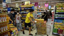 Người dân tiếp tục đổ ra chợ, siêu thị trước giờ giãn cách