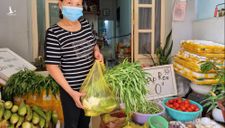 Con là bác sĩ bệnh viện dã chiến, mẹ ở nhà mở sạp rau miễn phí