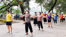 Hà Nội hỏa tốc yêu cầu người dân chỉ ra ngoài khi cần thiết, tạm dừng thể thao ngoài trời