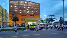 Đồng nghiệp nhiễm Covid-19, công nhân xô cổng tháo chạy khỏi công ty