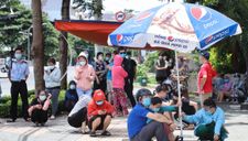 Người dân TP.HCM xếp hàng nhiều giờ khi đi mua hàng theo phiếu