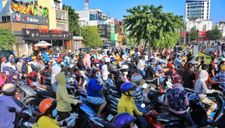 Người dân TP.HCM tập trung chật cứng trước siêu thị: “Không biết khi nào mới tới lượt”