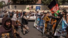 Hình ảnh người dân Kabul đối đầu lính Taliban